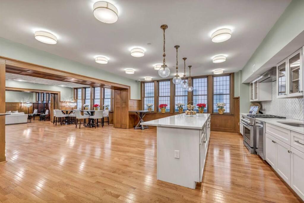 Appartamento 2Br Unit In The Heart Of Dt With View Of Playhouse Square, Pool & Gym Access- 305 Cleveland Esterno foto