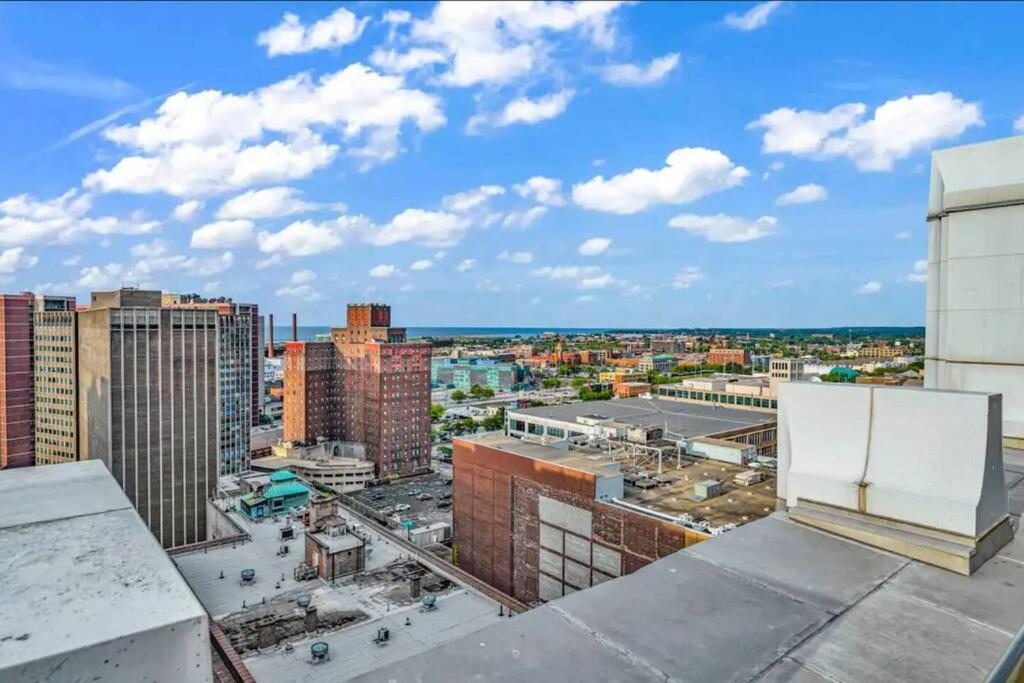 Appartamento 2Br Unit In The Heart Of Dt With View Of Playhouse Square, Pool & Gym Access- 305 Cleveland Esterno foto