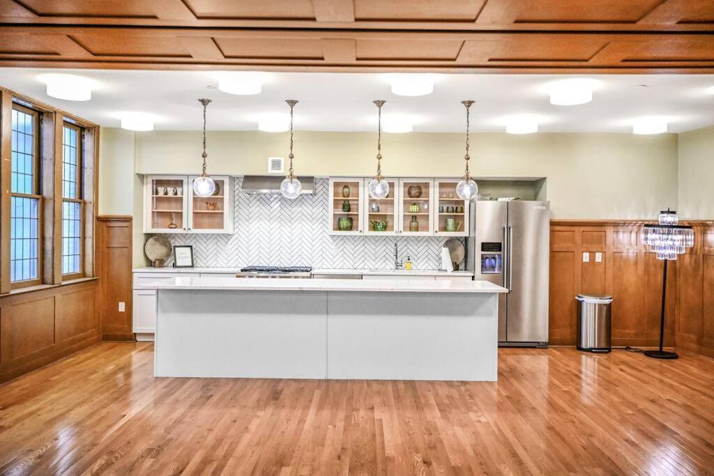 Appartamento 2Br Unit In The Heart Of Dt With View Of Playhouse Square, Pool & Gym Access- 305 Cleveland Esterno foto