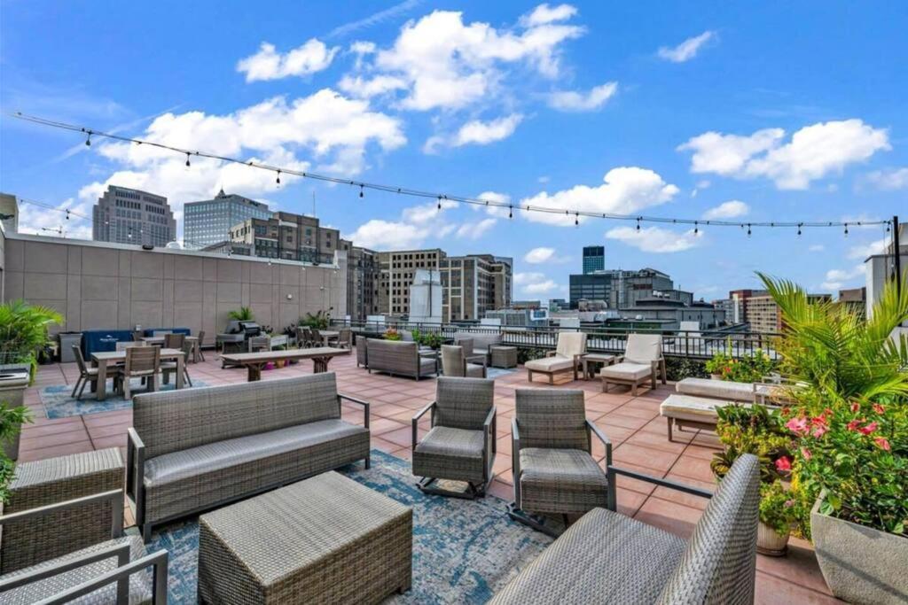 Appartamento 2Br Unit In The Heart Of Dt With View Of Playhouse Square, Pool & Gym Access- 305 Cleveland Esterno foto
