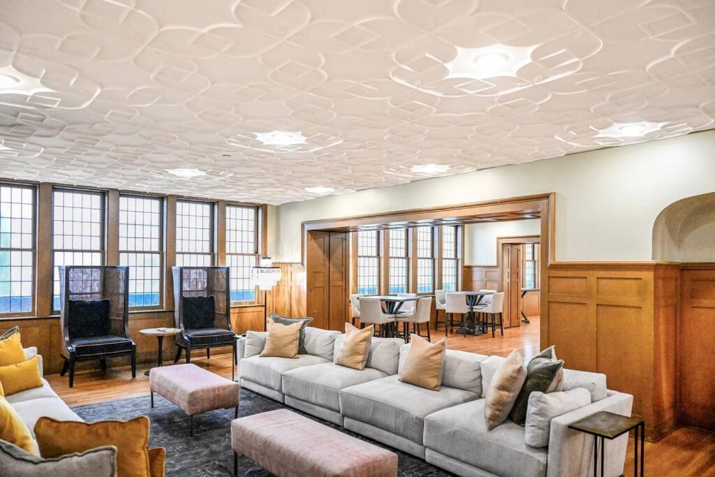 Appartamento 2Br Unit In The Heart Of Dt With View Of Playhouse Square, Pool & Gym Access- 305 Cleveland Esterno foto