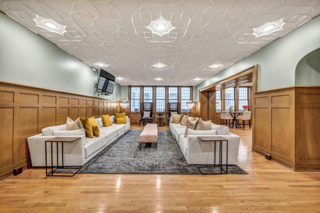 Appartamento 2Br Unit In The Heart Of Dt With View Of Playhouse Square, Pool & Gym Access- 305 Cleveland Esterno foto